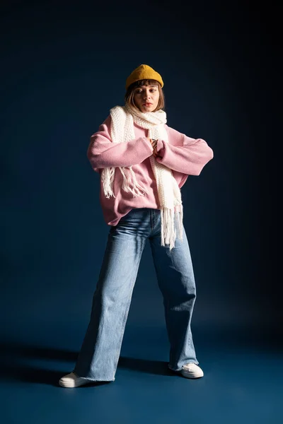 Красива молода жінка впевнено позує в теплому, модному одязі, приймаючи сезон. — стокове фото