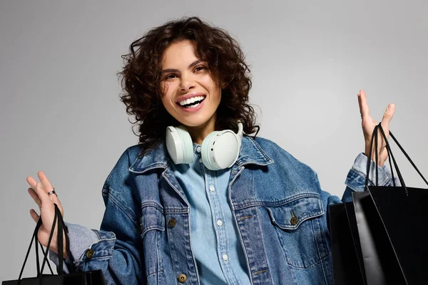 Joyful woman enjoys a stylish shopping spree, showcasing her vibrant fashion and accessories. — Stock Photo