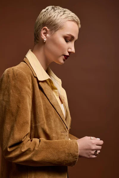 A fashionable young woman showcases her unique style, exuding confidence and grace. — Stock Photo