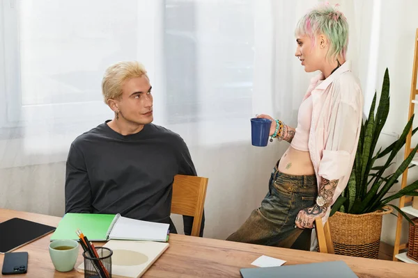 Ein liebevolles Paar genießt die Gesellschaft des anderen, während es von Notizbüchern und Pflanzen umgeben ist, die Freude ausstrahlen. — Stockfoto