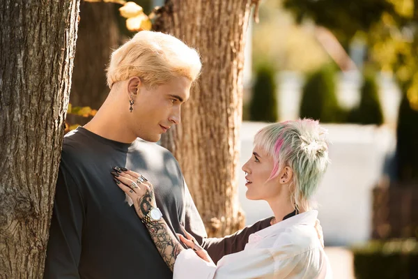 Любляча пара ділиться солодкими поглядами і ніжними дотиками в безтурботній зовнішній обстановці. — стокове фото