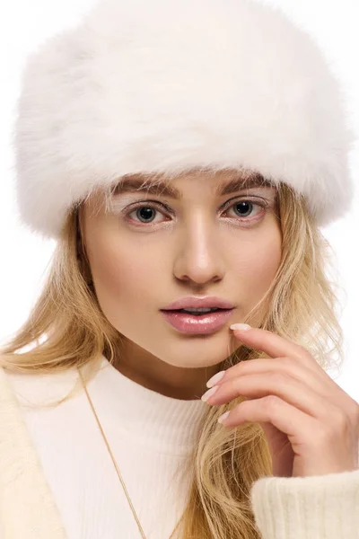 Красивая блондинка демонстрирует зимний макияж в уютном вязаном наряде. — стоковое фото