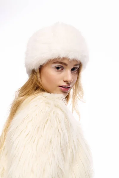 Молодая женщина с светлыми волосами в зимнем макияже тепло позирует в пушистой одежде. — стоковое фото