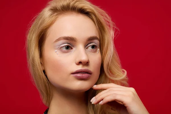 Una joven mujer exuda elegancia navideña con su cabello rubio. - foto de stock