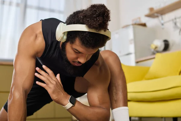 Спортсмен вправляється вдома, зосереджуючись на силі і пристосованості з рішучістю і стилем. — стокове фото