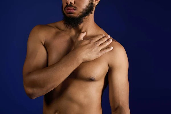 Преданный спортсмен занимается на тренировке, демонстрируя силу и сосредоточенность. — стоковое фото