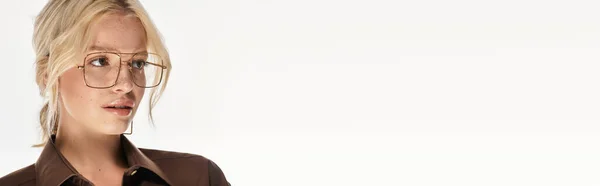 Красива молода блондинка демонструє свій модний зимовий одяг у білій студії, банер — стокове фото