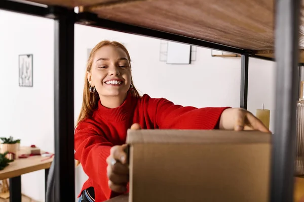 Молодая женщина наслаждается сортировкой коробок в своем уютном доме, излучая счастье и тепло. — стоковое фото