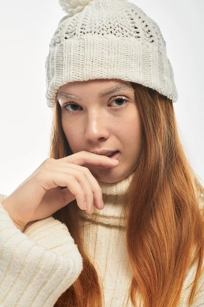 Young redhead woman poses warmly in a hat, showcasing winter fashion style. — Stock Photo