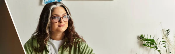 Una donna con caratteristico ciuffo bianco gode del suo tempo a casa, mostrando diversità e bellezza, striscione — Foto stock