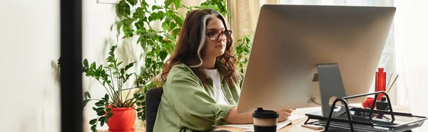 У стильній квартирі жінка з білим передпокої фокусується на екрані комп'ютера, банер — стокове фото