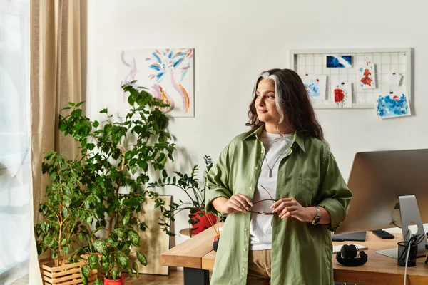 A woman with a striking white forelock stands in her stylish apartment, embracing her uniqueness. — Stock Photo