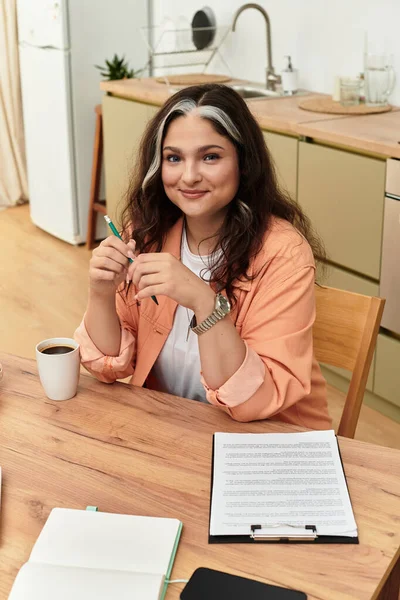 Жінка з унікальними рисами насолоджується своєю світлою, теплою та індивідуалістичною квартирою. — стокове фото