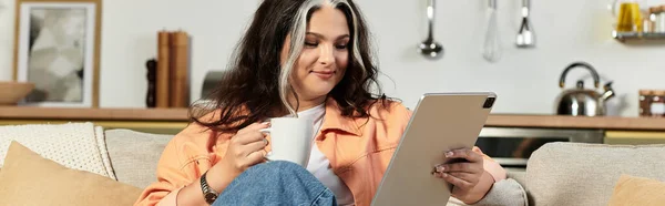 Жінка з білою дитиною відпочиває у своїй сучасній квартирі, взаємодіючи зі своїм планшетом і кавою, банер — стокове фото