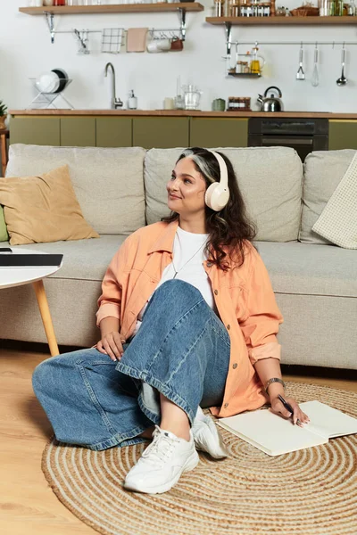 Жінка з білою ліжечкою насолоджується спокійним моментом у її запрошеному будинку. — стокове фото