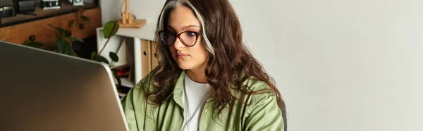 Жінка з білою ліжечкою працює за своїм столом у сучасному житловому просторі, банер — стокове фото