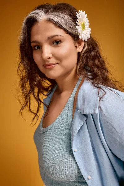 Mujer joven con síndrome de Waardenburg muestra su aspecto distintivo y sentido de la moda. - foto de stock