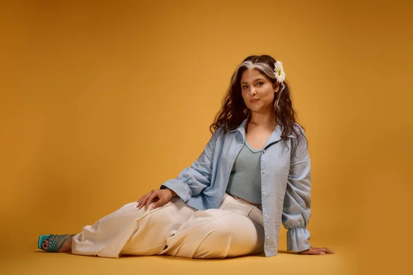 A young woman with Waardenburg syndrome poses in a studio, proudly displaying her unique style. — Stock Photo