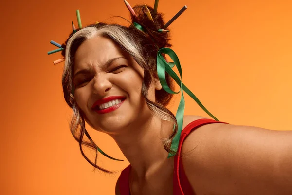 Una giovane donna con la sindrome di Waardenburg posa con fiducia, mostrando i suoi capelli unici e lo stile. — Foto stock