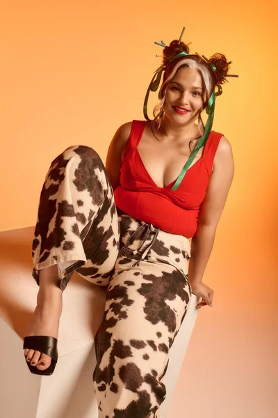 Молодая женщина с синдромом Варденбурга позирует с лентами в волосах, излучая уверенность. — стоковое фото