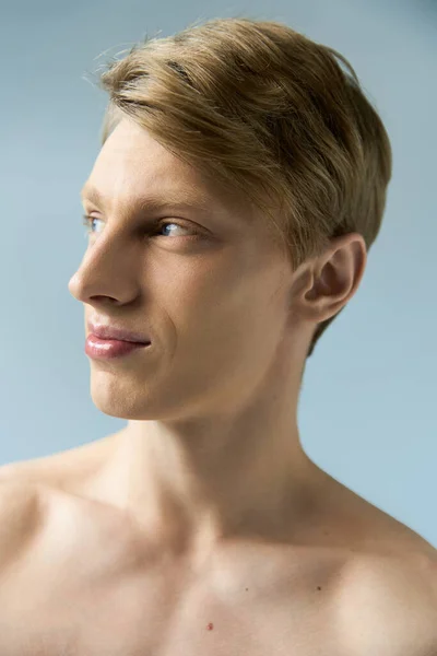 Jovem encantador exala masculinidade moderna com um olhar confiante e iluminação suave. — Fotografia de Stock