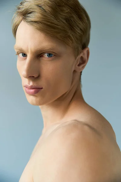 Ein gutaussehender junger Mann verkörpert moderne Männlichkeit mit fesselnden Zügen und nachdenklichem Blick. — Stockfoto