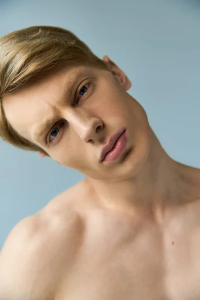 A charming young man exudes confidence in a simple setting, embodying modern masculinity. — Stock Photo