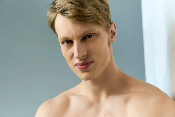 Молодой, красивый мужчина источает современную мужественность с харизмой и очарованием в спокойной обстановке. — стоковое фото