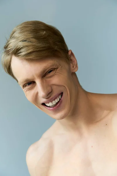 A young, handsome man embodies modern masculinity with his charming smile and confidence. — Stock Photo