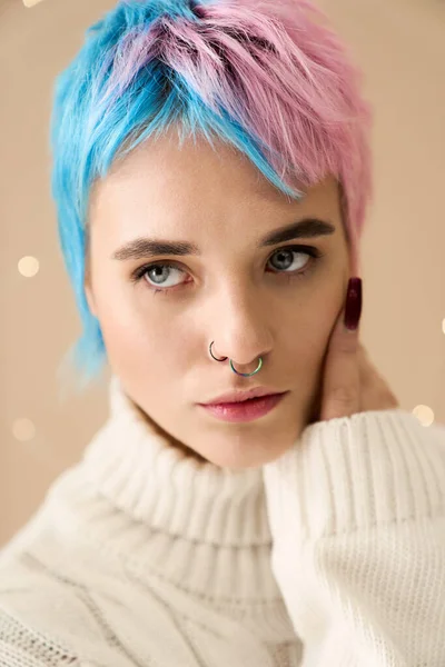 Красива молода жінка з яскравим синьо-рожевим волоссям витончено позує в затишній зимовій обстановці. — стокове фото