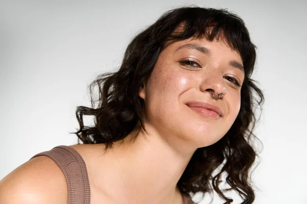 Красива молода жінка яскраво посміхається, одягнена в модний одяг і випромінює впевненість у собі. — стокове фото