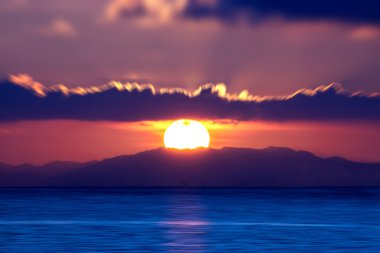 Gölde Güney Tayland., odaklanmamış görüntü üzerinde günbatımı gökyüzü.