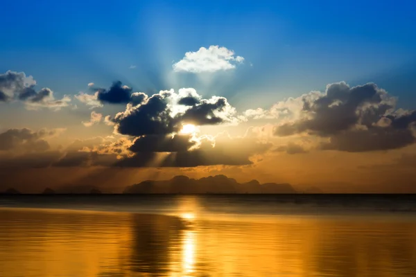 Cielo atardecer en el lago en el sur de Tailandia., imagen desenfocada . — Foto de Stock