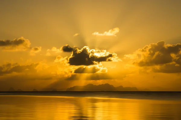 Cielo atardecer en el lago en el sur de Tailandia., imagen desenfocada . — Foto de Stock