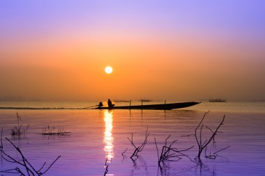 Gölde Güney Tayland., odaklanmamış görüntü üzerinde günbatımı gökyüzü.