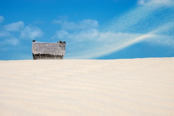 Cabane de pêcheur sur la plage avec tempête de sable et ciel bleu . — Photo