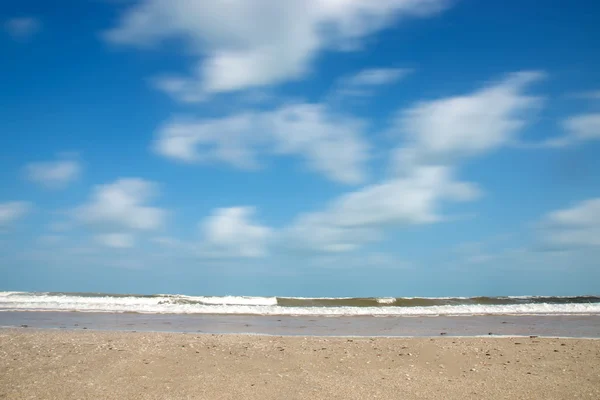 Hareket bir bulut yaz aylarında sahilde. Odak resim dışında. — Stok fotoğraf