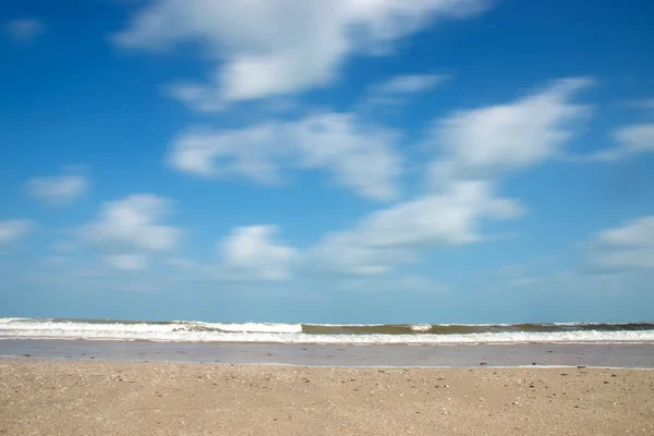 Mouvement des nuages sur la plage en été. Image floue . — Photo