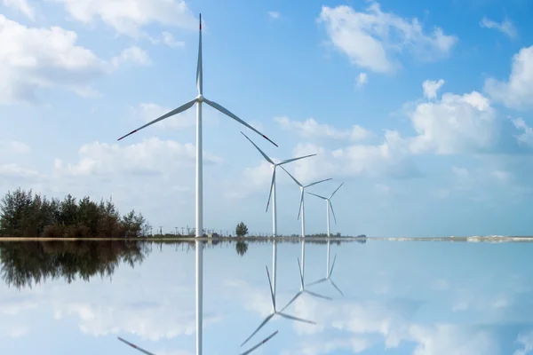 El reflejo de la turbina eólica en el agua. Al sur de Tailandia — Foto de Stock