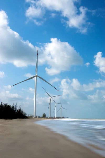 Turbina eólica en la playa al sur de Tailandia . — Foto de Stock