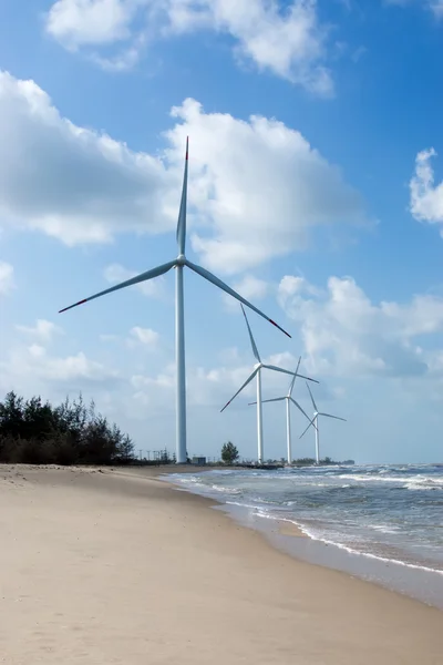 Turbina eólica en la playa al sur de Tailandia . — Foto de Stock