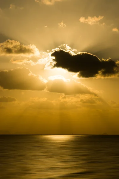 Cielo atardecer en el lago en el sur de Tailandia., imagen desenfocada . — Foto de Stock