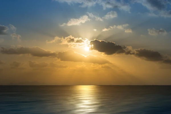 Sonnenuntergangshimmel auf dem See im Süden Thailands., unfokussiertes Bild. — Stockfoto