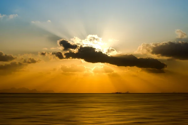 Solnedgång himlen på sjön i söder om Thailand., ofokuserad bild. — Stockfoto