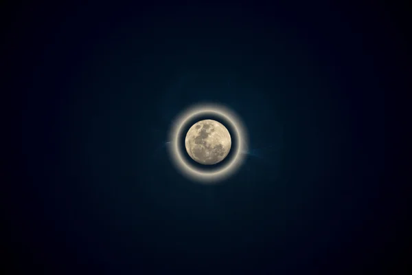 Eclipse lunar en el cielo azul profundo . — Foto de Stock