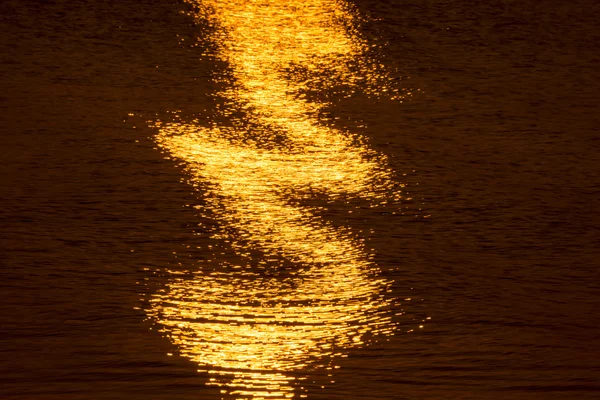 La superficie del agua en el lago con la luz del atardecer . — Foto de Stock