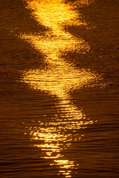 The water surface at the lake with light of sunset. — Stock Photo, Image