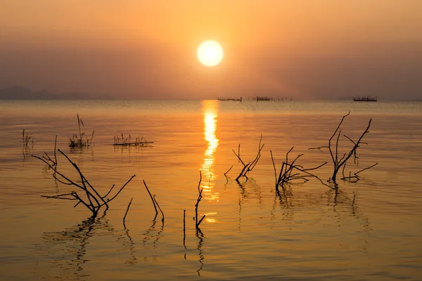 Tramonto cielo sul lago nel sud della Thailandia., immagine sfocata . — Foto Stock