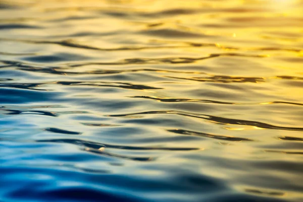 Odblaskowej powierzchni niebieska woda światło słoneczne. — Zdjęcie stockowe