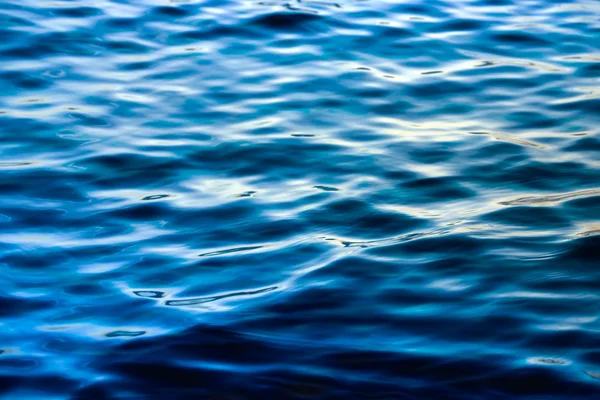 Sammanfattning av reflekterande vatten ytan bakgrund — Stockfoto